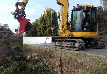 Bagger mit Fräsaufsatz