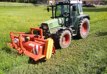 Traktor mit Großflächen-Mulcher